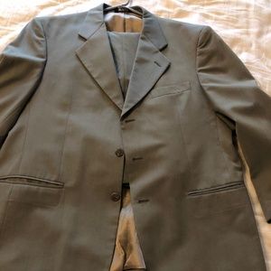 Absolutely gorgeous Italian Roberto Vilini suit.  Top is 44, pants are 38x30.